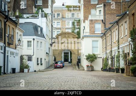 LONDON - 17. JULI 2024: Gehobenes Wohnhaus in der Nähe der Gloucester Road im Stadtteil Kensington & Chelsea Stockfoto