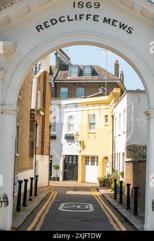 LONDON, 17. JULI 2024: Redcliffe Mews, gehobene Wohnanlage im Stadtteil Kensington & Chelsea Stockfoto