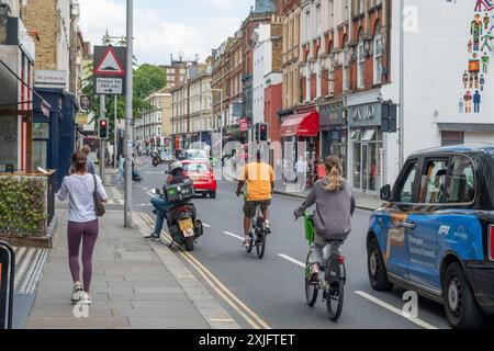 LONDON – 17. JULI 2024: Geschäfte an der Fulham Road SW10, Südwesten Londons. Stockfoto