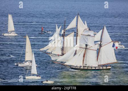 La Grande Parade, Fahrt der Traditionssegler von Brest nach Douarnenez zuzm Abschluß der Fetes Maritimes 2024 in Brest, gesehen vom Fort des Capucins auf der Halbinsel Crozon nahe der Einfahrt in die Bucht Rade de Brest, Gemeinde Roscanvel, Departement Finistere Penn-AR-Bed, Region Bretagne Breizh, Frankreich *** La Grande Parade, traditionelle Segelbootfahrt von Brest nach Douarnenez am Ende der Fetes Maritimes 2024 in Brest, vom Fort des Capucins auf der Halbinsel Crozon in der Nähe des Eingangs zur Bucht Rade de Brest, Gemeinde Roscanvel, Abteilung Finistere Penn AR Bed, Bretagne B Stockfoto