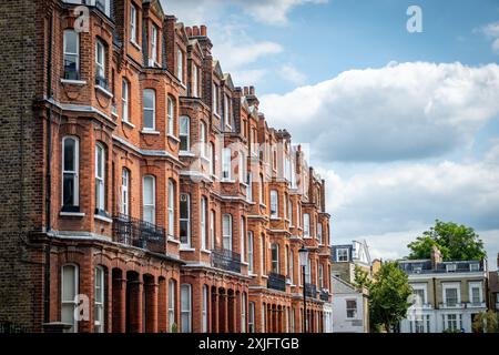 LONDON, 17. JULI 2024: Gehobene Wohnstraße mit großen Stadthäusern an der Fulham Road in SW10, Stadtteil Kensington & Chelsea Stockfoto