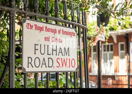 LONDON, 17. JULI 2024: Gehobene Wohnstraße mit großen Stadthäusern an der Fulham Road in SW10, Stadtteil Kensington & Chelsea Stockfoto