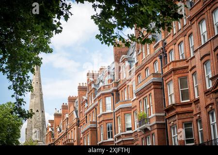 LONDON, 17. JULI 2024: Gehobene Wohnstraße mit großen Stadthäusern an der Fulham Road in SW10, Stadtteil Kensington & Chelsea Stockfoto