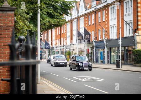 LONDON – 17. JULI 2024: Geschäfte an der Fulham Road SW10, Südwesten Londons. Stockfoto