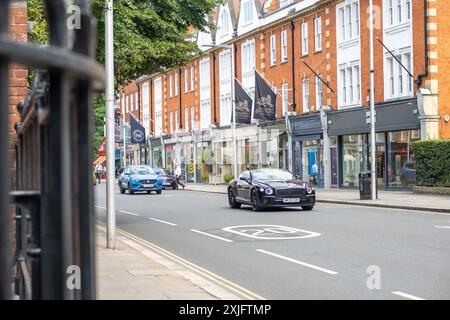 LONDON – 17. JULI 2024: Geschäfte an der Fulham Road SW10, Südwesten Londons. Stockfoto