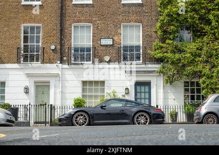 LONDON - 17. JULI 2024: Gehobene Wohnstraße an der Fulham Road mit großen Stadthäusern im Stadtteil Kensington & Chelsea Stockfoto