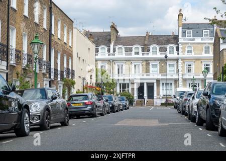 LONDON - 17. JULI 2024: Gehobene Wohnstraße an der Fulham Road mit großen Stadthäusern im Stadtteil Kensington & Chelsea Stockfoto