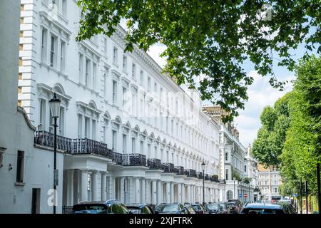 London - elegante weiße Stuck-Stadthäuser im Stadtteil Kensington & Chelsea Stockfoto