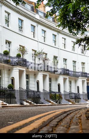 London - elegante weiße Stuck-Stadthäuser im Stadtteil Kensington & Chelsea Stockfoto