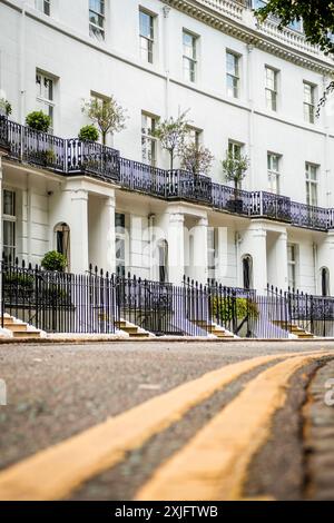 London - elegante weiße Stuck-Stadthäuser im Stadtteil Kensington & Chelsea Stockfoto