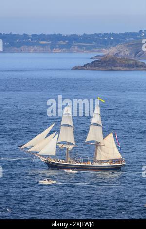 Holländischer Zweimaster Morgenster, La Grande Parade, Fahrt der Traditionssegler von Brest nach Douarnenez zuzm Abschluß der Fetes Maritimes 2024 in Brest, gesehen vom Fort des Capucins auf der Halbinsel Crozon nahe der Einfahrt in die Bucht Rade de Brest, Gemeinde Roscanvel, Departement Finistere Penn-AR-Bed, Region Bretagne Breizh, Frankreich *** niederländischer zwei-Meister Morgenster, La Grande Parade, Segeln der traditionellen Segelschiffe von Brest nach Douarnenez am Ende der Fetes Maritimes 2024 in Brest, vom Fort des Capucins auf der Halbinsel Crozon in der Nähe des Eingangs zur Bucht R aus gesehen Stockfoto