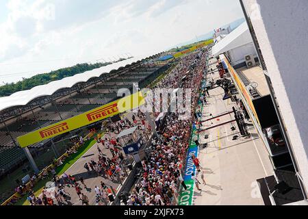 Budapest, Ungarn. Juli 2024. 18.07.2024, Hungaroring, Budapest, FORMEL 1 GROSSER PREIS VON UNGARN 2024, im Bild Zuschauer in der überfüllten Boxengasse. Quelle: dpa/Alamy Live News Stockfoto