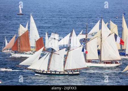 La Grande Parade, Fahrt der Traditionssegler von Brest nach Douarnenez zuzm Abschluß der Fetes Maritimes 2024 in Brest, gesehen vom Fort des Capucins auf der Halbinsel Crozon nahe der Einfahrt in die Bucht Rade de Brest, Gemeinde Roscanvel, Departement Finistere Penn-AR-Bed, Region Bretagne Breizh, Frankreich *** La Grande Parade, traditionelle Segelbootfahrt von Brest nach Douarnenez am Ende der Fetes Maritimes 2024 in Brest, vom Fort des Capucins auf der Halbinsel Crozon in der Nähe des Eingangs zur Bucht Rade de Brest, Gemeinde Roscanvel, Abteilung Finistere Penn AR Bed, Bretagne B Stockfoto