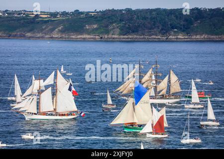 La Grande Parade, Fahrt der Traditionssegler von Brest nach Douarnenez zuzm Abschluß der Fetes Maritimes 2024 in Brest, gesehen vom Fort des Capucins auf der Halbinsel Crozon nahe der Einfahrt in die Bucht Rade de Brest, Gemeinde Roscanvel, Departement Finistere Penn-AR-Bed, Region Bretagne Breizh, Frankreich *** La Grande Parade, traditionelle Segelbootfahrt von Brest nach Douarnenez am Ende der Fetes Maritimes 2024 in Brest, vom Fort des Capucins auf der Halbinsel Crozon in der Nähe des Eingangs zur Bucht Rade de Brest, Gemeinde Roscanvel, Abteilung Finistere Penn AR Bed, Bretagne B Stockfoto