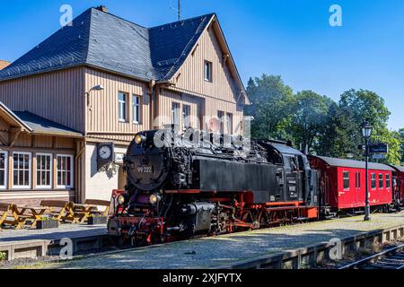 Harz, Deutschland 15. Juli 2024: Im Bild: Mit der Dampflok täglich auf den Brocken. Die Harzer Schmalspurbahn, HSB, fährt täglich Touristen auf den Broken im Harz. Hier der Bahnhof drei Annen Hohne mit der Dapflok 99 222, dem ersten Zug des Tages auf dem Weg zum Brocken. Harz *** Harz, Deutschland 15 Juli 2024 auf dem Bild mit der Dampflokomotive täglich zum Brocken die Harzer Schmalspurbahn HSB bringt Touristen jeden Tag zum Brocken, hier der Bahnhof drei Annen Hohne mit der Dampflokomotive 99 222, der erste Zug des Tages auf dem Weg zum Brocken Harz Copyri Stockfoto