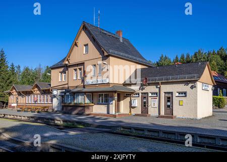 Harz, Deutschland 15. Juli 2024: Im Bild: Mit der Dampflok täglich auf den Brocken. Die Harzer Schmalspurbahn, HSB, fährt täglich Touristen auf den Broken im Harz. Hier der Bahnhof drei Annen Hohne. Harz *** Harz, Deutschland 15. Juli 2024 auf dem Bild mit der Dampflokomotive den Brocken hinauf die Harzer Schmalspurbahn HSB bringt jeden Tag Touristen auf den gebrochenen Harz hier den drei Annen Hohne Harz Bahnhof Copyright: XFotostandx/xReissx Stockfoto