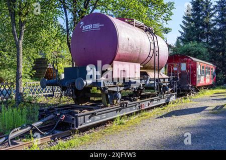 Harz, Deutschland 15. Juli 2024: Im Bild: Mit der Dampflok täglich auf den Brocken. Die Harzer Schmalspurbahn, HSB, fährt täglich Touristen auf den Broken im Harz. Der Feuerlöschzug der Harzer Schmalspurbahn steht einsatzbereit im Bahnhof drei Annen Hohne. Harz *** Harz, Deutschland 15. Juli 2024 auf dem Bild mit der Dampflok den Brocken hinauf jeden Tag die Harzer Schmalspurbahn, HSB, jeden Tag bringt der Feuerwehrzug der Harzer Schmalspurbahn im Bahnhof drei Annen Hohne Harz zum Einsatz Copyright: xFotostandx/xReissx Stockfoto