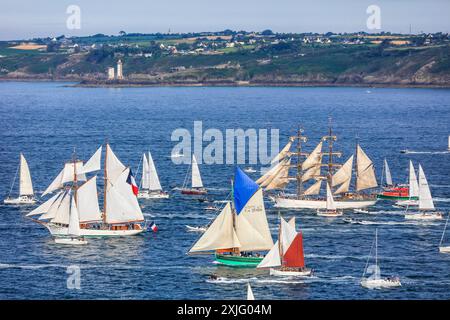 La Grande Parade, Fahrt der Traditionssegler von Brest nach Douarnenez zuzm Abschluß der Fetes Maritimes 2024 in Brest, gesehen vom Fort des Capucins auf der Halbinsel Crozon nahe der Einfahrt in die Bucht Rade de Brest, Gemeinde Roscanvel, Departement Finistere Penn-AR-Bed, Region Bretagne Breizh, Frankreich *** La Grande Parade, traditionelle Segelbootfahrt von Brest nach Douarnenez am Ende der Fetes Maritimes 2024 in Brest, vom Fort des Capucins auf der Halbinsel Crozon in der Nähe des Eingangs zur Bucht Rade de Brest, Gemeinde Roscanvel, Abteilung Finistere Penn AR Bed, Bretagne B Stockfoto