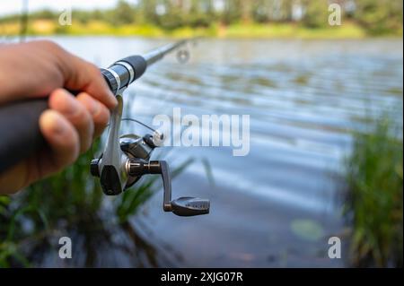 Unscharfer Hintergrund Beim Angeln. Fischer mit Spinning am See. Sommer, Frühling, Ruhe, Geistig, Stille, Meditation Chill Catch Stockfoto