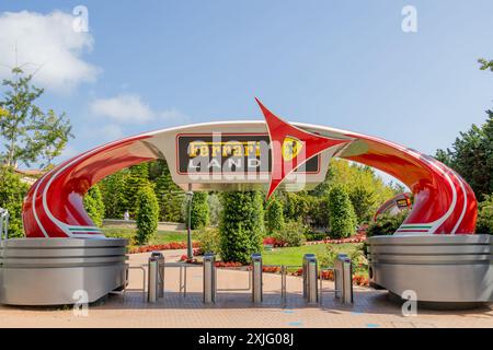 Ferrari Land Eingang im Portaventura Freizeitpark am Stadtrand von Salou, in der Nähe von Barcelona. Touristenziel für Familien. Stockfoto