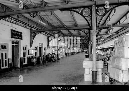 01 07 2009 Vintage altes Schwarz-weiß-Foto von gusseiserner Säule und Halterung am Bahnsteig des Bahnhofs Rajkot Saurashtra Gujarat Indien Asien. Stockfoto