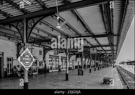 01 07 2009 Vintage altes Schwarz-weiß-Foto von gusseiserner Säule und Halterung am Bahnsteig des Bahnhofs Rajkot Saurashtra Gujarat Indien Asien. Stockfoto