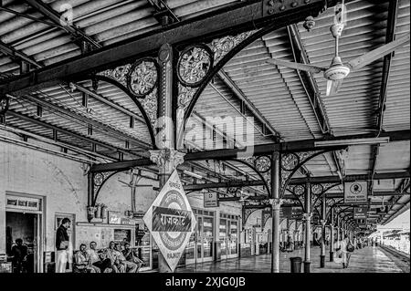 01 07 2009 Vintage altes Schwarz-weiß-Foto von gusseiserner Säule und Halterung am Bahnsteig des Bahnhofs Rajkot Saurashtra Gujarat Indien Asien. Stockfoto