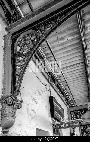 01 07 2009 Vintage altes Schwarz-weiß-Foto von gusseiserner Säule und Halterung am Bahnsteig des Bahnhofs Rajkot Saurashtra Gujarat Indien Asien. Stockfoto