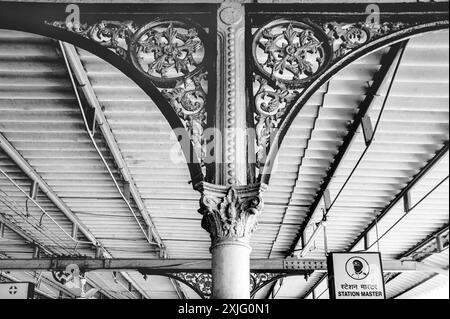 01 07 2009 Vintage altes Schwarz-weiß-Foto von gusseiserner Säule und Halterung am Bahnsteig des Bahnhofs Rajkot Saurashtra Gujarat Indien Asien. Stockfoto