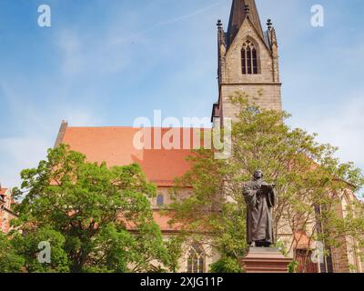 Erfurt, Deutschland - 21. Mai 2023: Denkmal für Martin Luther auf dem Angerplatz in Erfurt, Thüringen mit evangelischer Kirche St. Gregor im Hintergrund Stockfoto