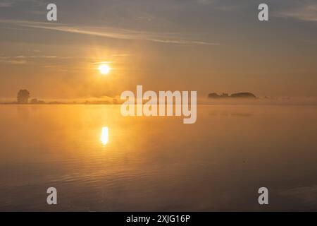 LK Diepholz, Deutschland 18. Juli 2024: Im Bild: Sonnenaufgang am Dümmer See im Landkreis Diepholz im Sommer 2024. Dümmer See Niedersachsen *** LK Diepholz, Deutschland 18 Juli 2024 im Bild Sonnenaufgang am Dümmer See im Landkreis Diepholz im Sommer 2024 Dümmer See Niedersachsen Copyright: XFotostandx/xReissx Stockfoto