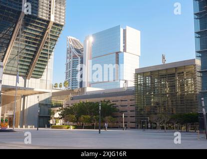 Abu Dhabi, VAE - 11. Januar 2024: Gebäude und Details, öffentliche Bereiche und Bereiche auf dem Abu Dhabi Global Market auf Al Maryah Island. Finanzzentrum von Abu-Dhabi. Stockfoto