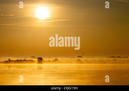 LK Diepholz, Deutschland 18. Juli 2024: Im Bild: Sonnenaufgang am Dümmer See im Landkreis Diepholz im Sommer 2024. Dümmer See Niedersachsen *** LK Diepholz, Deutschland 18 Juli 2024 im Bild Sonnenaufgang am Dümmer See im Landkreis Diepholz im Sommer 2024 Dümmer See Niedersachsen Copyright: XFotostandx/xReissx Stockfoto