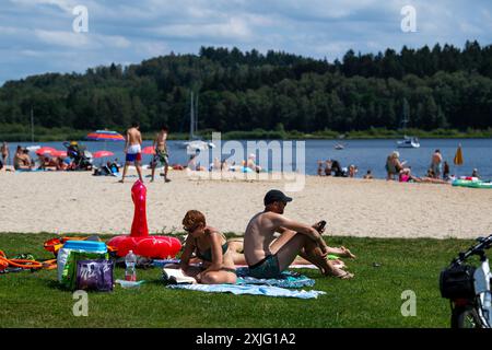 Horni Plana, Tschechische Republik. Juli 2024. Menschen, die das warme Sommerwetter am Lipno-Damm an der Moldau genießen, 18. Juli 2024, Horni Plana Credit: Vaclav Pancer/CTK Photo/Alamy Live News Stockfoto