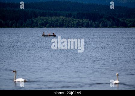 Dolni Vltavice, Tschechische Republik. Juli 2024. Menschen genießen das warme Sommerwetter am Lipno-Damm an der Moldau, 18. Juli 2024, Dolni Vltavice. Quelle: Vaclav Pancer/CTK Photo/Alamy Live News Stockfoto