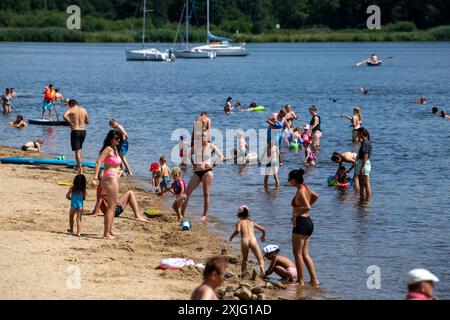 Horni Plana, Tschechische Republik. Juli 2024. Menschen, die das warme Sommerwetter am Lipno-Damm an der Moldau genießen, 18. Juli 2024, Horni Plana Credit: Vaclav Pancer/CTK Photo/Alamy Live News Stockfoto