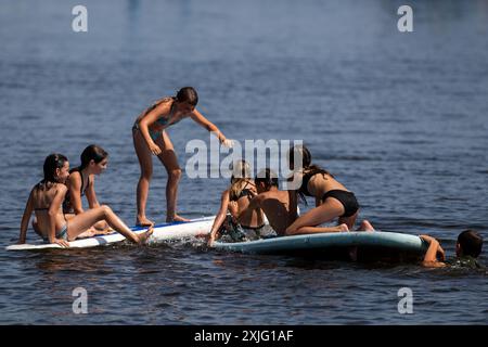 Dolni Vltavice, Tschechische Republik. Juli 2024. Menschen genießen das warme Sommerwetter am Lipno-Damm an der Moldau, 18. Juli 2024, Dolni Vltavice. Quelle: Vaclav Pancer/CTK Photo/Alamy Live News Stockfoto