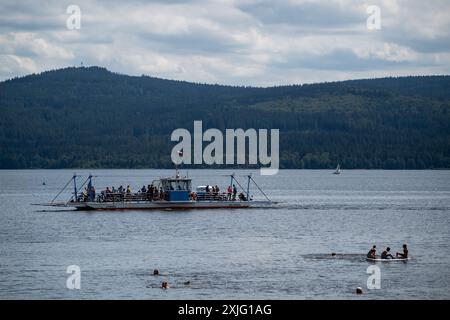 Dolni Vltavice, Tschechische Republik. Juli 2024. Menschen genießen das warme Sommerwetter am Lipno-Damm an der Moldau, 18. Juli 2024, Dolni Vltavice. Quelle: Vaclav Pancer/CTK Photo/Alamy Live News Stockfoto