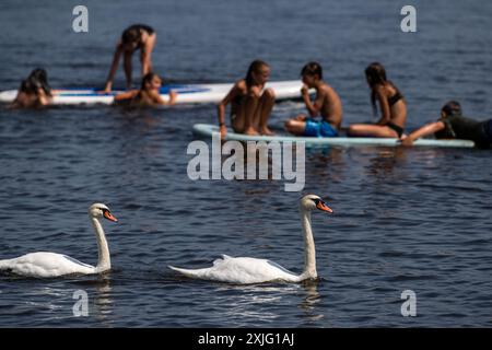 Dolni Vltavice, Tschechische Republik. Juli 2024. Menschen genießen das warme Sommerwetter am Lipno-Damm an der Moldau, 18. Juli 2024, Dolni Vltavice. Quelle: Vaclav Pancer/CTK Photo/Alamy Live News Stockfoto