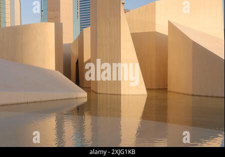 Eine Skyline der Stadt in Abu Dhabi mit einem modern aussehenden Park. Modernes Qasr al Hosn Heritage Museum und moderne Wolkenkratzer. Berühmte Wahrzeichen der Stadt Abu Dhabi, Stockfoto