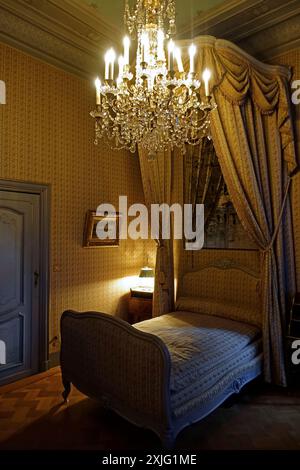 Kronleuchter und Himmelbett in der Wohnung des Marquise in Kasteel van Gaasbeek, renovierte mittelalterliche Burg in Lennik, Flämisch-Brabant, Belgien Stockfoto