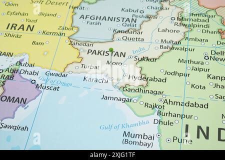 Nah an einer Stadt in Karachi mit einer grünen Nadel in die politische Landkarte Pakistans Stockfoto