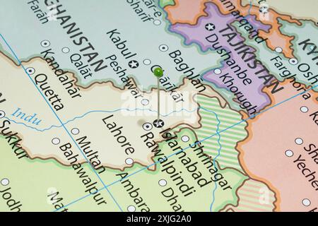Makrofotografie der Stadt Islamabad mit einer grünen Nadel in die pakistanische Landkarte Stockfoto