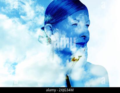 Schöne Frau und malerischer Himmel mit Wolken, doppelte Belichtung Stockfoto