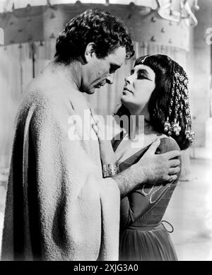 Richard Burton und Elizabeth Taylor in Cleopatra. Porträt der in Großbritannien geborenen Schauspielerin Dame Elizabeth Rosemond Taylor (1932–2011) und des walisischen Schauspielers Richard Burton (1925–1984) Werbefoto für den Film Cleopatra, c, 1963 Stockfoto