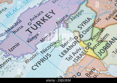 Nah an einer Stadt in Nikosia mit einer weißen Nadel in die politische Landkarte Zyperns Stockfoto