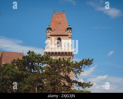 Perchtoldsdorf, Österreich - 22. JULI 2023. Historische Altstadt mit befestigtem Turm, erbaut im 15. Und 16. Jahrhundert. Stadt Perchtoldsdorf, Landkreis Moedling, Niederösterreich. Stockfoto