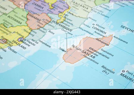 Nahaufnahme einer Stadt Toliara mit einer weißen Nadel in die politische Landkarte Madagaskars Stockfoto