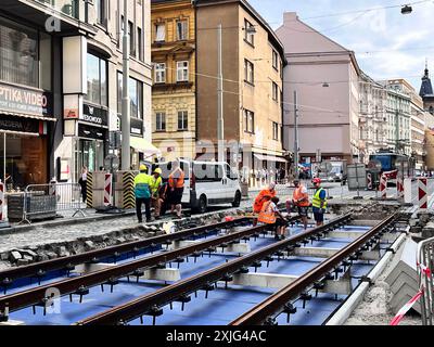 Prag, Tschechische Republik 17. Juli 2024.Ersetzung der Straßenbahnschienen auf der Straße auf dem Wenzelsplatz. Bau von Eisenbahngleisen. Stockfoto