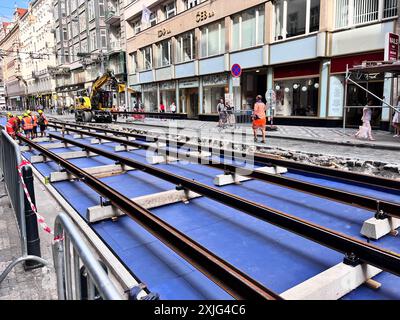 Prag, Tschechische Republik 17. Juli 2024.Ersetzung der Straßenbahnschienen auf der Straße auf dem Wenzelsplatz. Bau von Eisenbahngleisen. Stockfoto